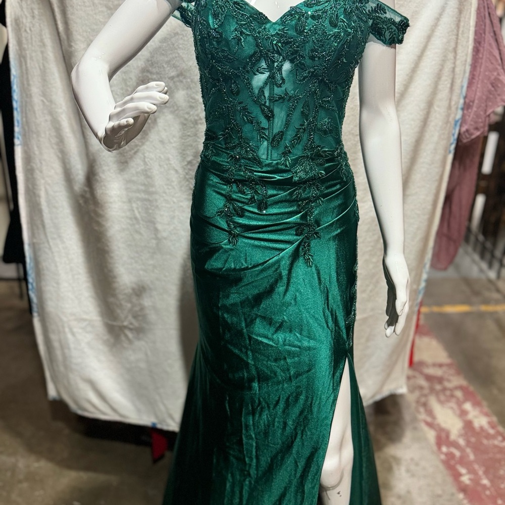 Elegant Green Lace Evening Gown